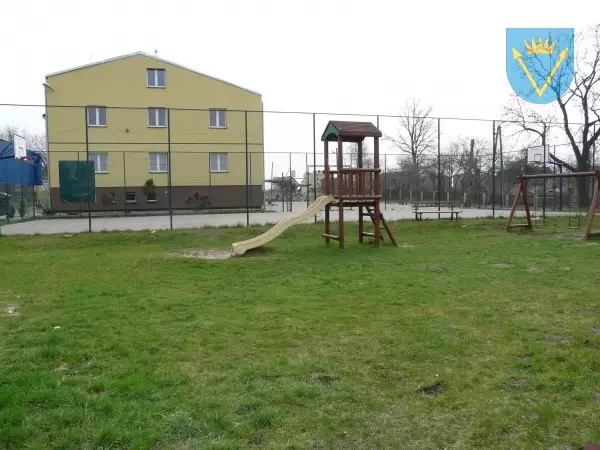 plac zabaw przy boisku wielofunkcyjnym Lisowice
